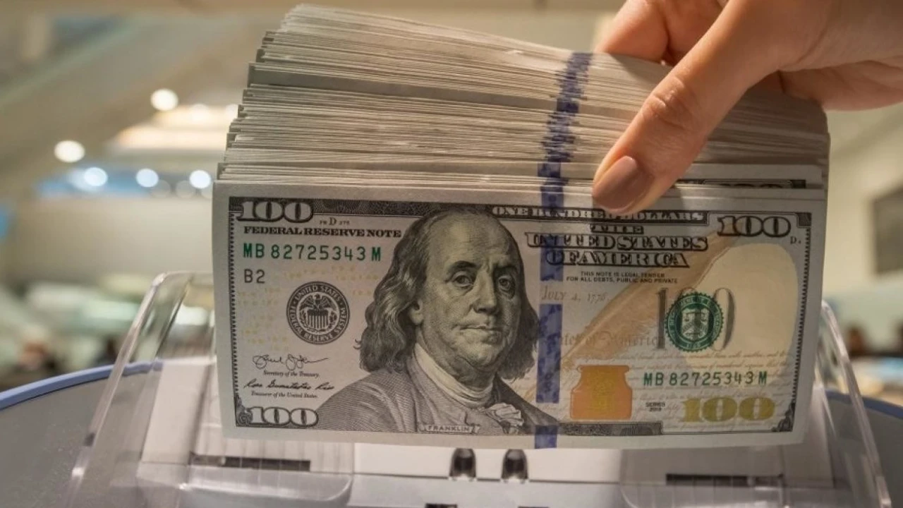 سعر الدولار مقابل الجنيه المصري يسجل ارتفاعًا جديدًا بأول أيام عمل البنوك